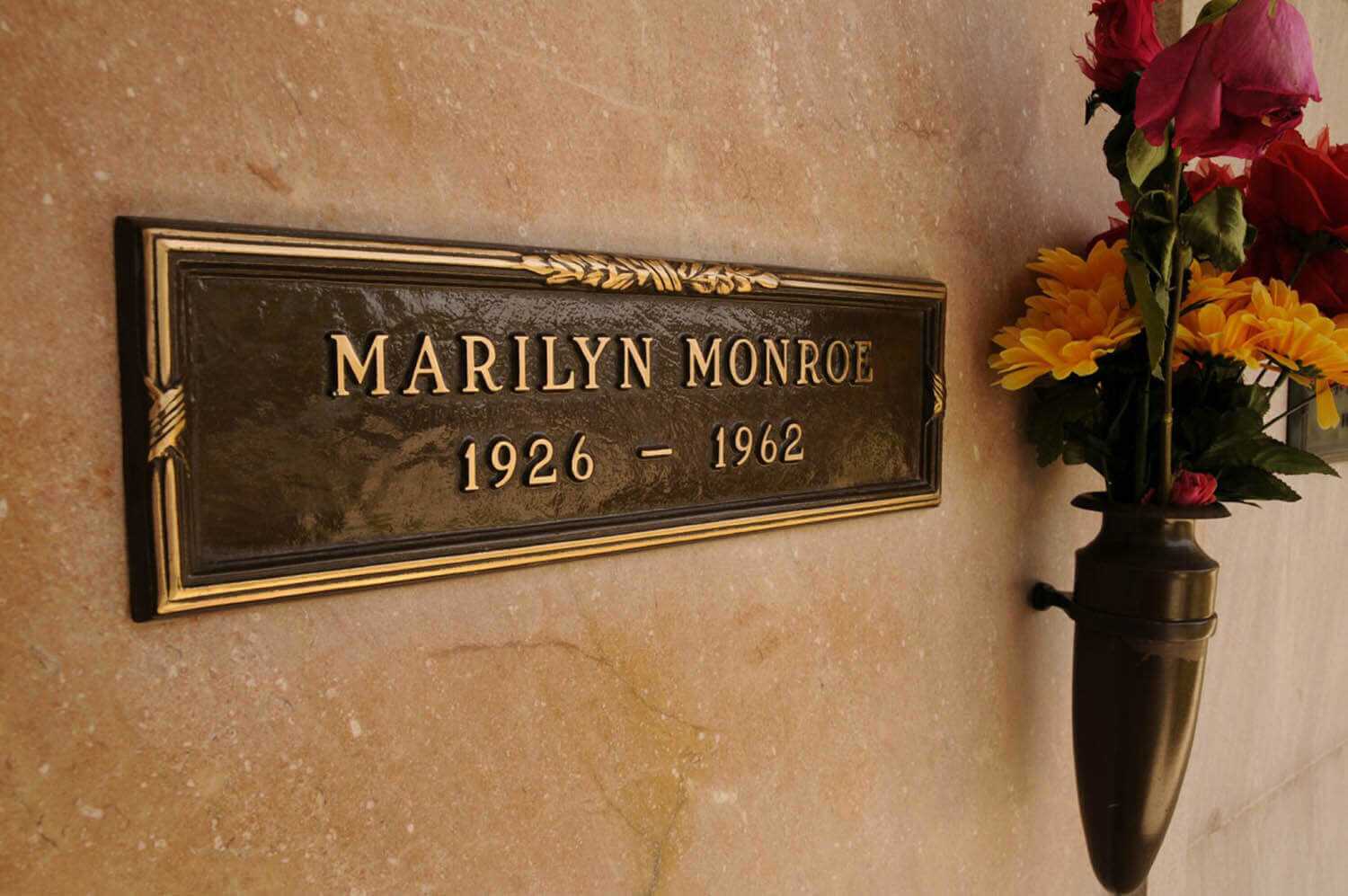 Hollywood cemetery tours: Celebrity Tours