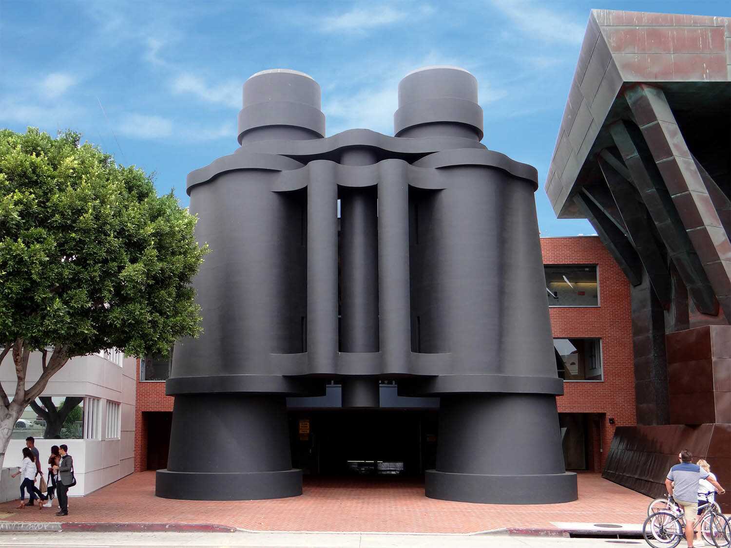 016-gehrybuilding_plus